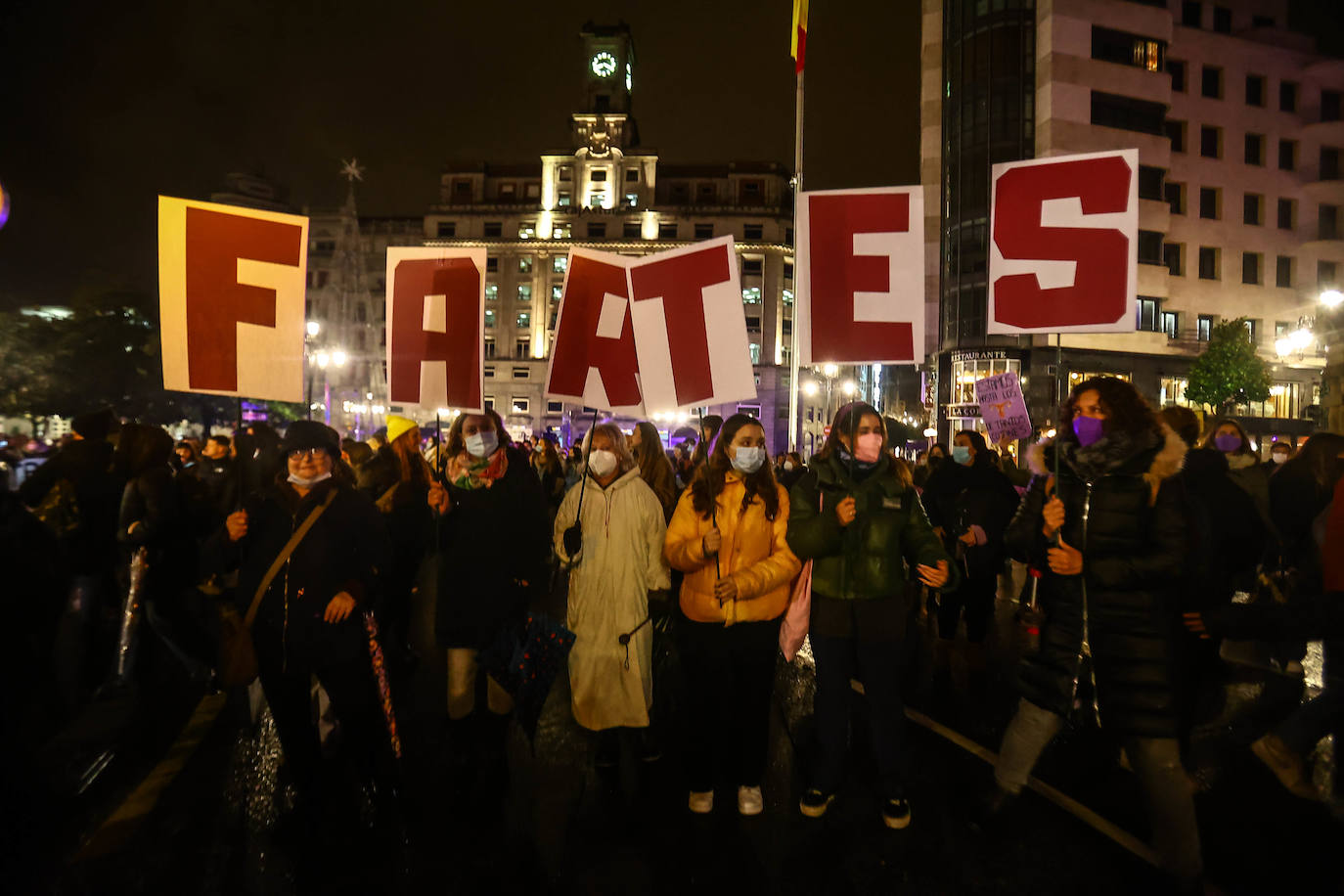 Oviedo acoge la gran manifestación del 25-N en la que más de seiscientas personas, unidas y bajo la lluvia, lanzan un grito de apoyo a las víctimas y reivindican el fin de la violencia machista. La marcha sirve también para poner de relieve el calvario de la violencia vicaria, es decir, el que emplean los agresores para hacer daño a las mujeres a través de sus hijos.