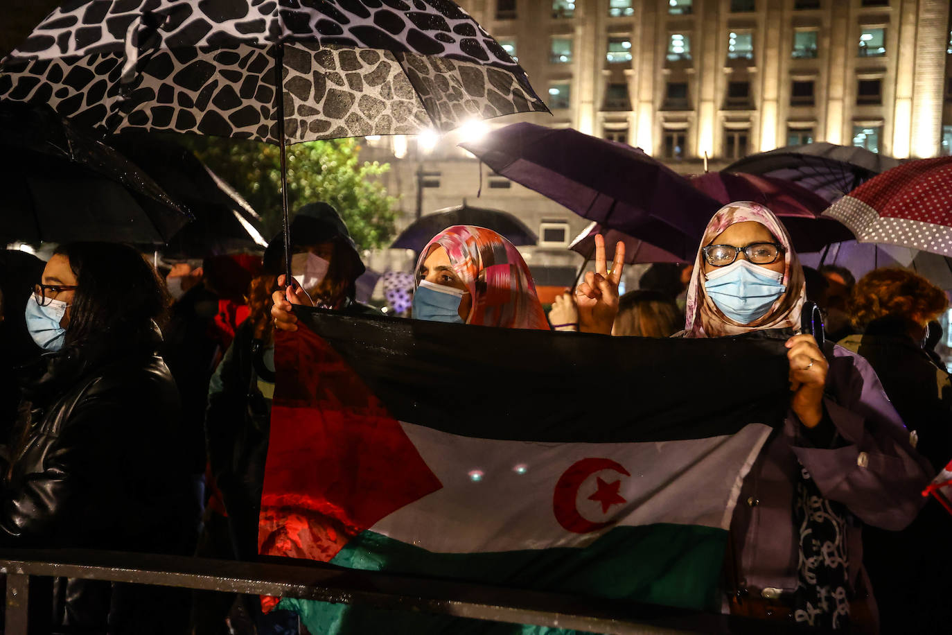 Oviedo acoge la gran manifestación del 25-N en la que más de seiscientas personas, unidas y bajo la lluvia, lanzan un grito de apoyo a las víctimas y reivindican el fin de la violencia machista. La marcha sirve también para poner de relieve el calvario de la violencia vicaria, es decir, el que emplean los agresores para hacer daño a las mujeres a través de sus hijos.