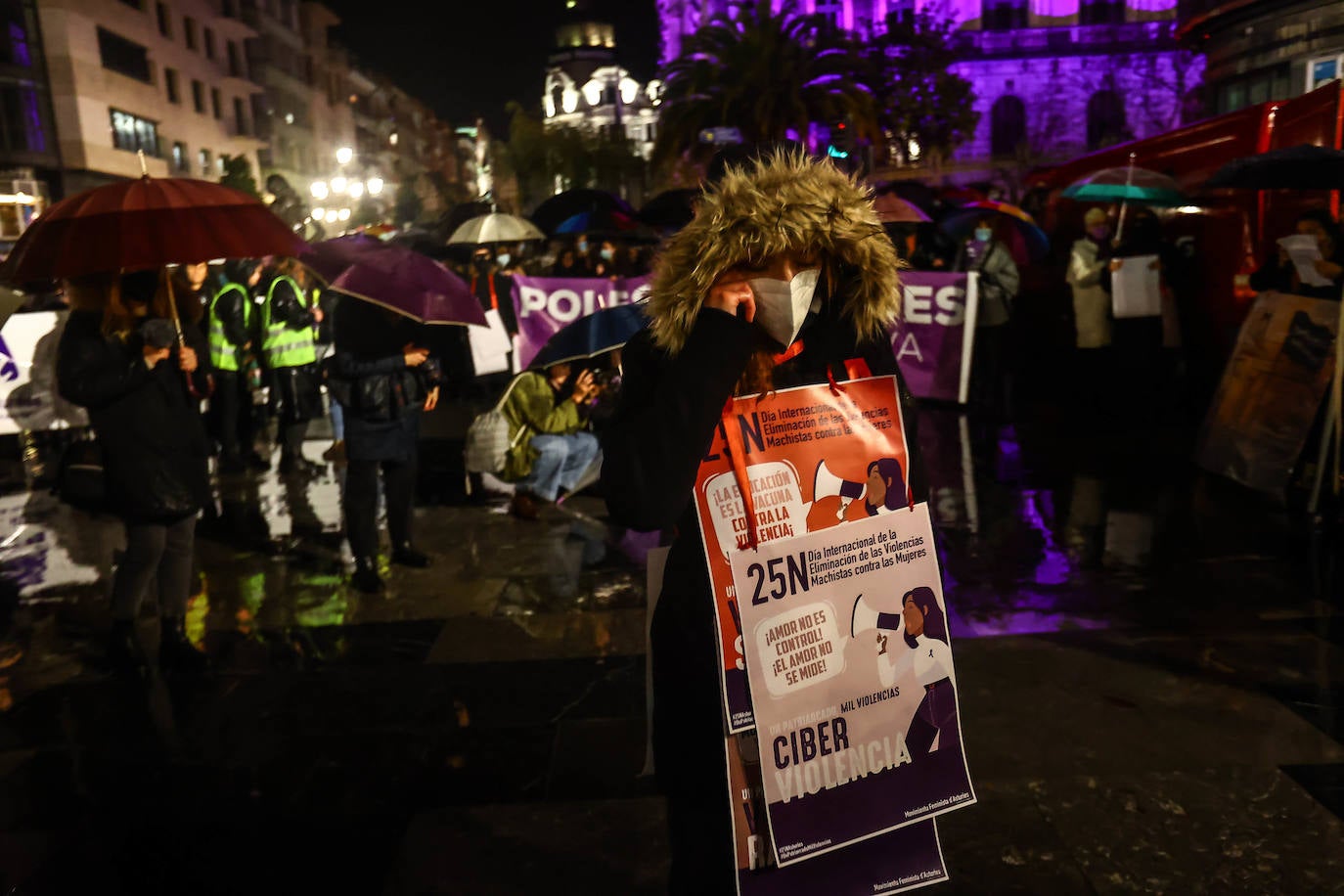 Oviedo acoge la gran manifestación del 25-N en la que más de seiscientas personas, unidas y bajo la lluvia, lanzan un grito de apoyo a las víctimas y reivindican el fin de la violencia machista. La marcha sirve también para poner de relieve el calvario de la violencia vicaria, es decir, el que emplean los agresores para hacer daño a las mujeres a través de sus hijos.