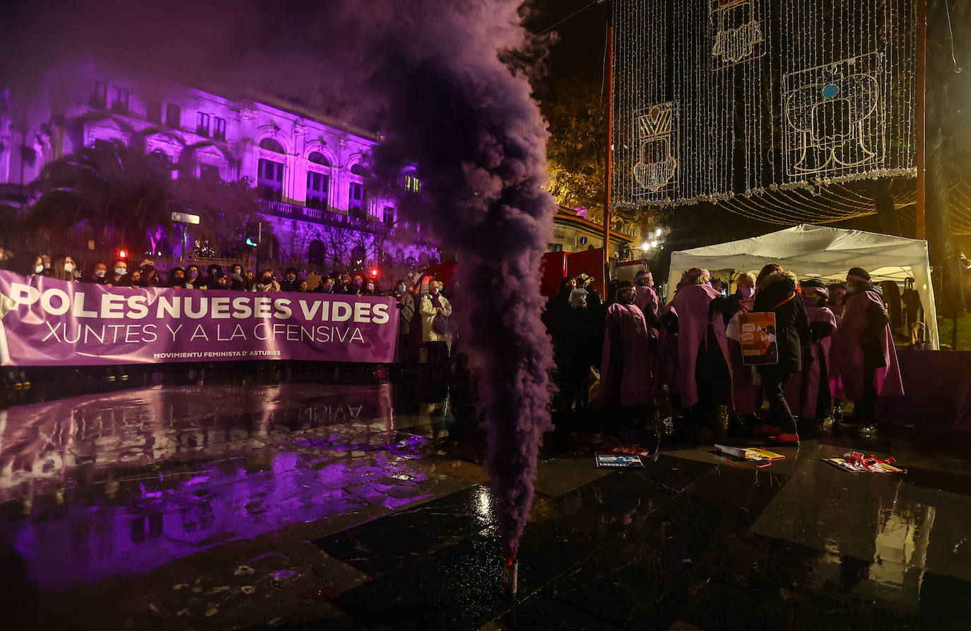 Oviedo acoge la gran manifestación del 25-N en la que más de seiscientas personas, unidas y bajo la lluvia, lanzan un grito de apoyo a las víctimas y reivindican el fin de la violencia machista. La marcha sirve también para poner de relieve el calvario de la violencia vicaria, es decir, el que emplean los agresores para hacer daño a las mujeres a través de sus hijos.