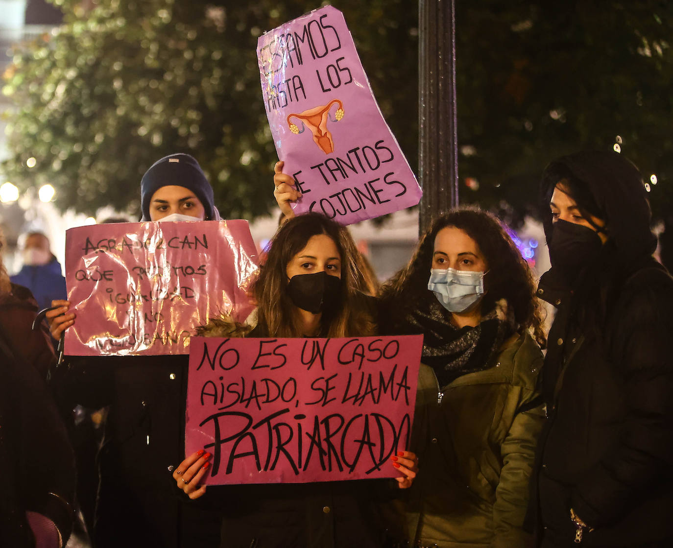Oviedo acoge la gran manifestación del 25-N en la que más de seiscientas personas, unidas y bajo la lluvia, lanzan un grito de apoyo a las víctimas y reivindican el fin de la violencia machista. La marcha sirve también para poner de relieve el calvario de la violencia vicaria, es decir, el que emplean los agresores para hacer daño a las mujeres a través de sus hijos.