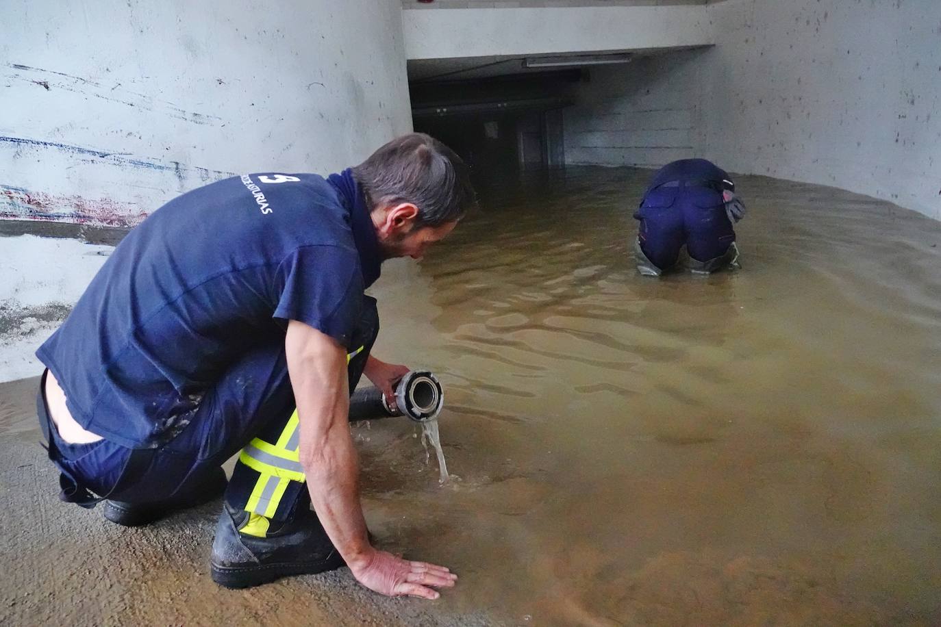 Los concejos afectados por las fuertes lluvias tratan de recuperarse de los estragos causados por el temporal. Con las treguas intermitentes que están concediendo las precipitaciones, bomberos y vecinos se afanan en limpiar los destrozos que el agua provocó en las últimas horas. En Arriondas, los esfuerzos se centran tanto en la zona escolar y el barrio de El Barco como en la deportiva, donde ha sido una mañana de limpieza y retirada del barro.