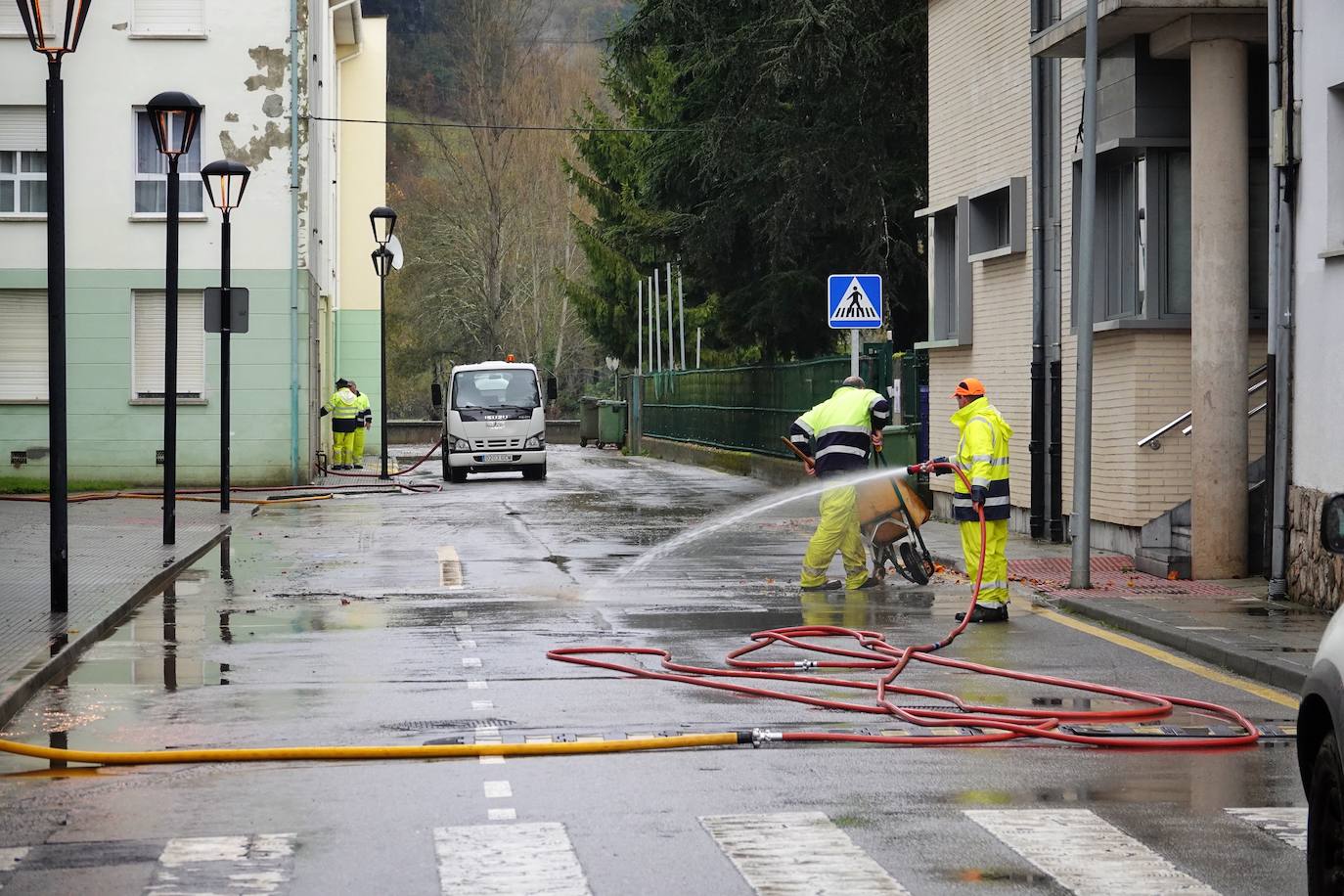 Los concejos afectados por las fuertes lluvias tratan de recuperarse de los estragos causados por el temporal. Con las treguas intermitentes que están concediendo las precipitaciones, bomberos y vecinos se afanan en limpiar los destrozos que el agua provocó en las últimas horas. En Arriondas, los esfuerzos se centran tanto en la zona escolar y el barrio de El Barco como en la deportiva, donde ha sido una mañana de limpieza y retirada del barro.