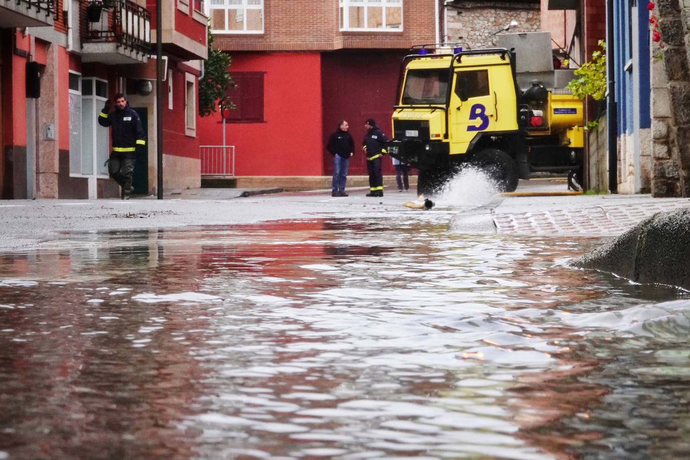 Los concejos afectados por las fuertes lluvias tratan de recuperarse de los estragos causados por el temporal. Con las treguas intermitentes que están concediendo las precipitaciones, bomberos y vecinos se afanan en limpiar los destrozos que el agua provocó en las últimas horas. En Arriondas, los esfuerzos se centran tanto en la zona escolar y el barrio de El Barco como en la deportiva, donde ha sido una mañana de limpieza y retirada del barro.