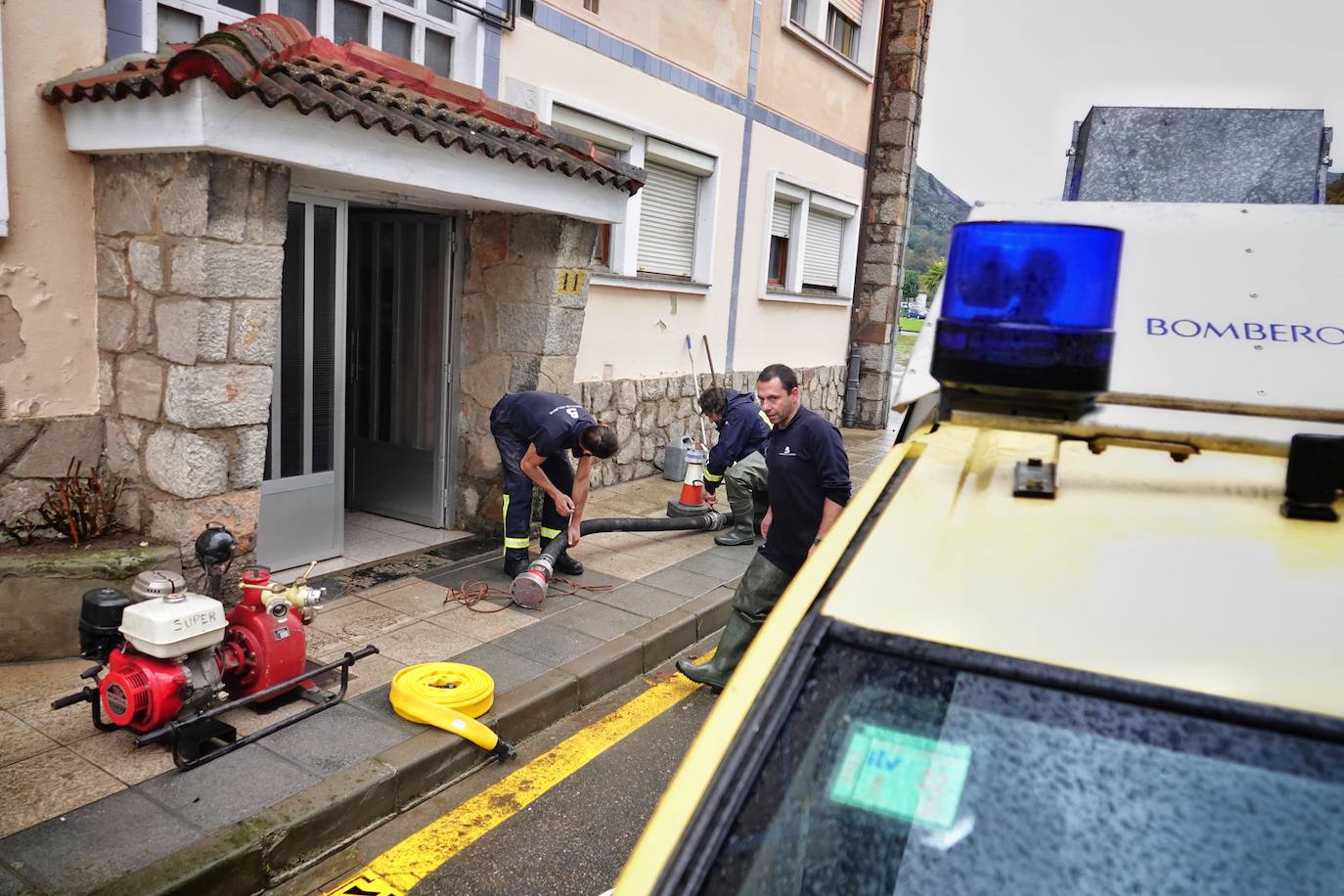 Los concejos afectados por las fuertes lluvias tratan de recuperarse de los estragos causados por el temporal. Con las treguas intermitentes que están concediendo las precipitaciones, bomberos y vecinos se afanan en limpiar los destrozos que el agua provocó en las últimas horas. En Arriondas, los esfuerzos se centran tanto en la zona escolar y el barrio de El Barco como en la deportiva, donde ha sido una mañana de limpieza y retirada del barro.