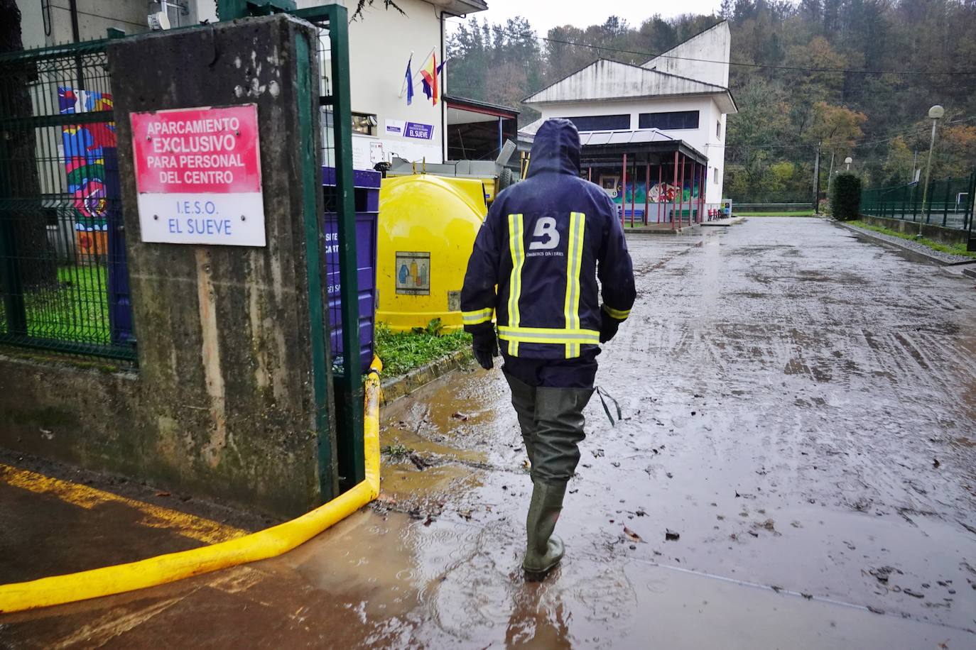 Los concejos afectados por las fuertes lluvias tratan de recuperarse de los estragos causados por el temporal. Con las treguas intermitentes que están concediendo las precipitaciones, bomberos y vecinos se afanan en limpiar los destrozos que el agua provocó en las últimas horas. En Arriondas, los esfuerzos se centran tanto en la zona escolar y el barrio de El Barco como en la deportiva, donde ha sido una mañana de limpieza y retirada del barro.