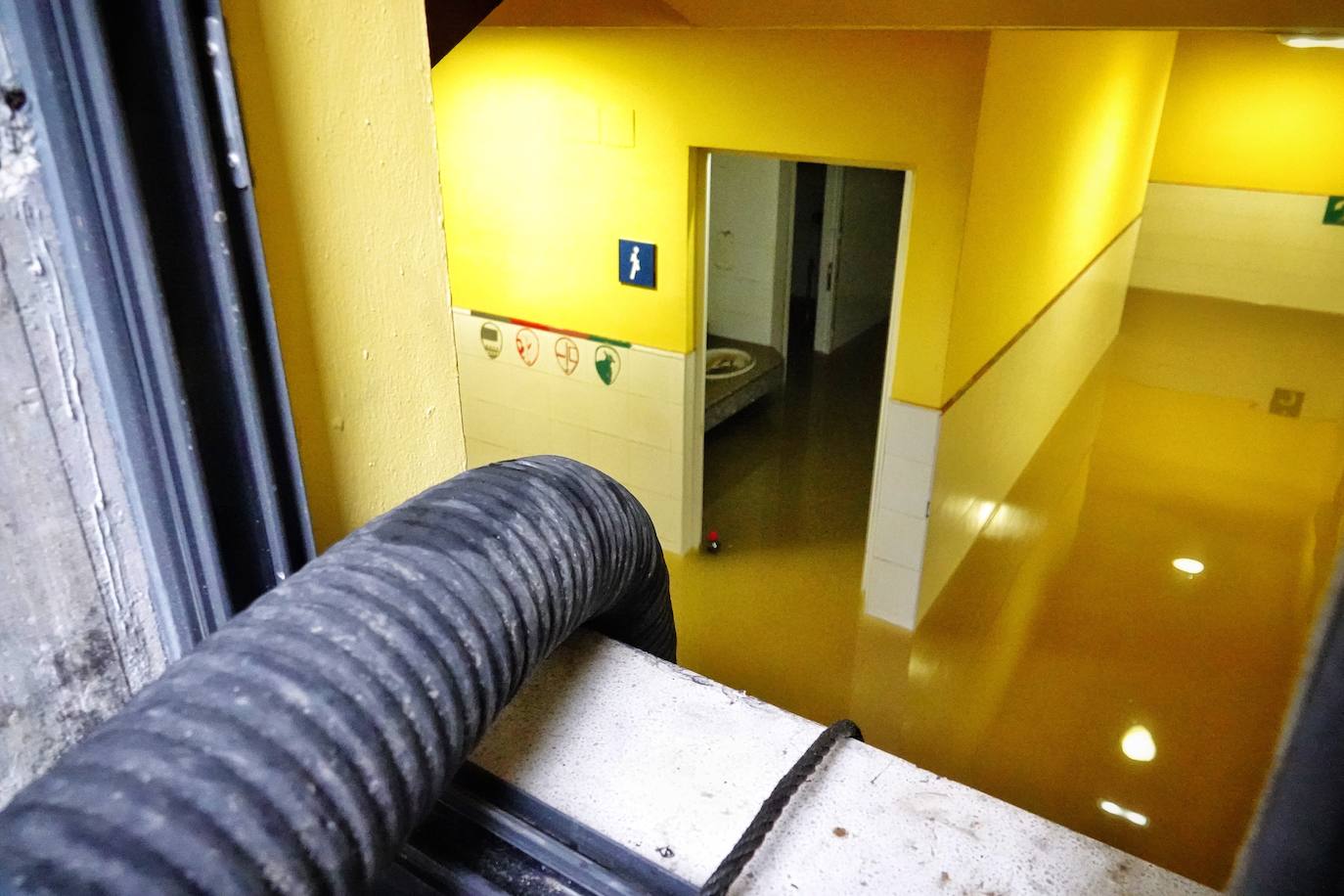 Los concejos afectados por las fuertes lluvias tratan de recuperarse de los estragos causados por el temporal. Con las treguas intermitentes que están concediendo las precipitaciones, bomberos y vecinos se afanan en limpiar los destrozos que el agua provocó en las últimas horas. En Arriondas, los esfuerzos se centran tanto en la zona escolar y el barrio de El Barco como en la deportiva, donde ha sido una mañana de limpieza y retirada del barro.