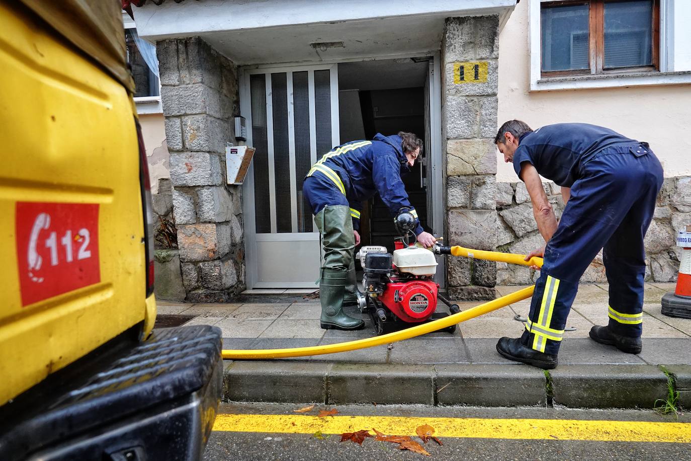 Los concejos afectados por las fuertes lluvias tratan de recuperarse de los estragos causados por el temporal. Con las treguas intermitentes que están concediendo las precipitaciones, bomberos y vecinos se afanan en limpiar los destrozos que el agua provocó en las últimas horas. En Arriondas, los esfuerzos se centran tanto en la zona escolar y el barrio de El Barco como en la deportiva, donde ha sido una mañana de limpieza y retirada del barro.