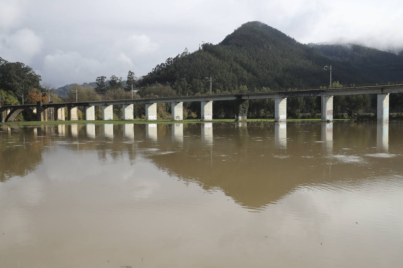 Los concejos afectados por las fuertes lluvias tratan de recuperarse de los estragos causados por el temporal. Con las treguas intermitentes que están concediendo las precipitaciones, bomberos y vecinos se afanan en limpiar los destrozos que el agua provocó en las últimas horas. En Arriondas, los esfuerzos se centran tanto en la zona escolar y el barrio de El Barco como en la deportiva, donde ha sido una mañana de limpieza y retirada del barro.