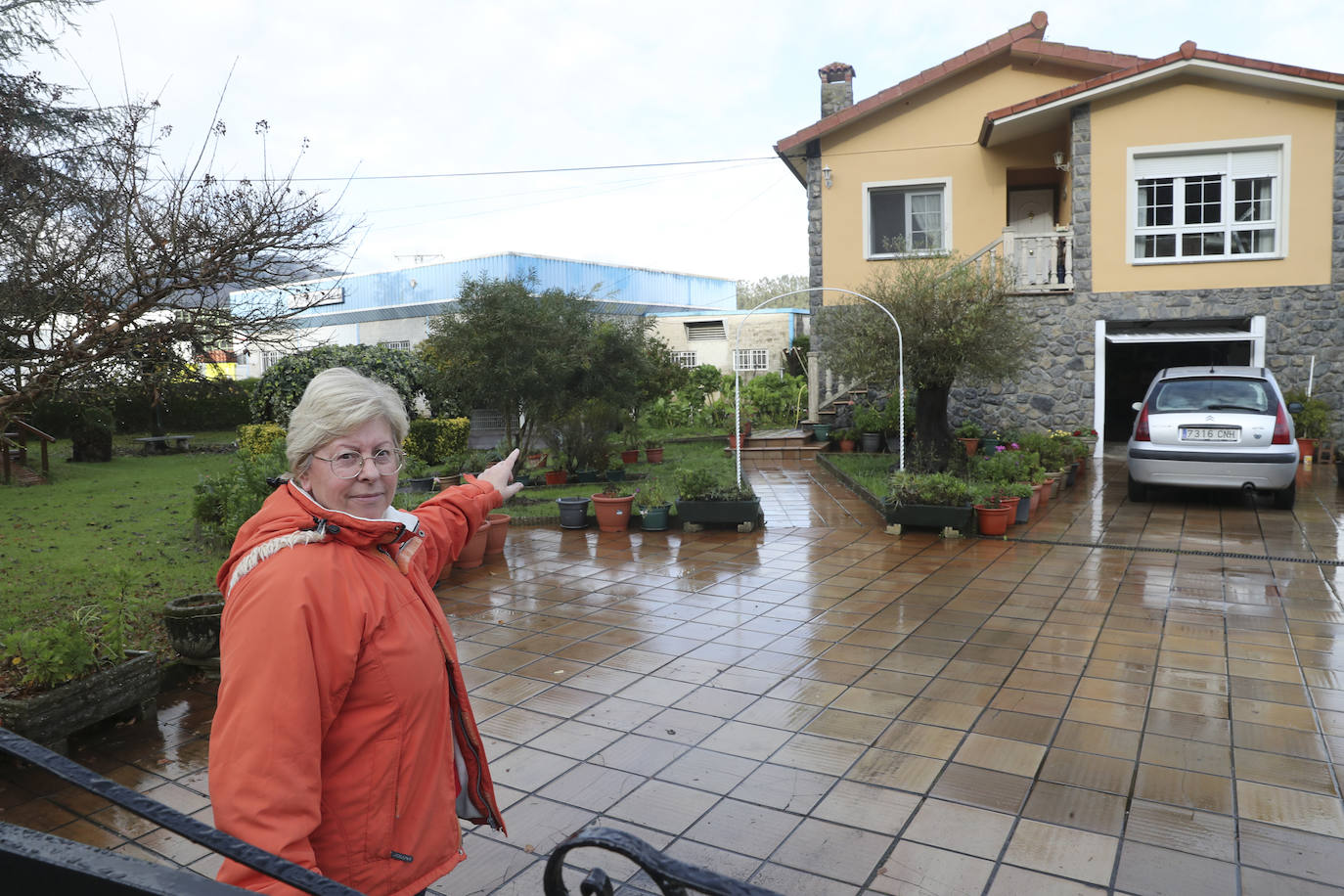 Los concejos afectados por las fuertes lluvias tratan de recuperarse de los estragos causados por el temporal. Con las treguas intermitentes que están concediendo las precipitaciones, bomberos y vecinos se afanan en limpiar los destrozos que el agua provocó en las últimas horas. En Arriondas, los esfuerzos se centran tanto en la zona escolar y el barrio de El Barco como en la deportiva, donde ha sido una mañana de limpieza y retirada del barro.