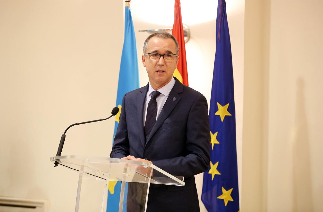 El consejero de Salud insistió ayer en que se departamento ya busca soluciones a la fracasada licitación. 