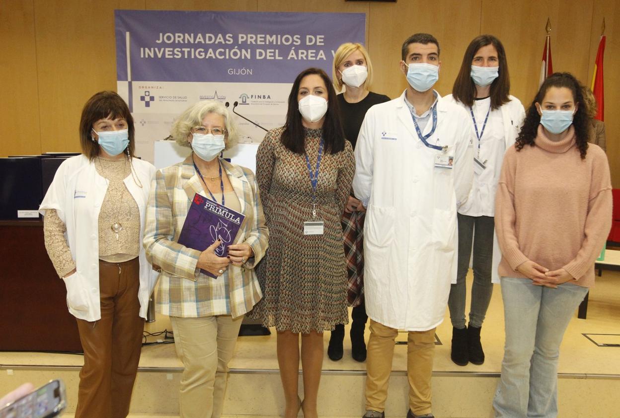 Lucía Carrelo, María Antonia Fernández, Anaí Izaguirre, Silvia Díaz, Sergio Fernández, Cristina Martínez y Noemí Eiro en el salón de actos del Hospital de Cabueñes. 