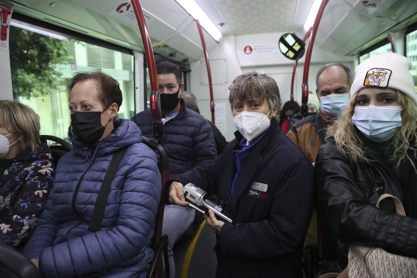 Los once revisores vuelven a subirse a los autobuses de línea tras la pandemia e incorporan entre sus filas a la primera mujer, Nieves Romero.