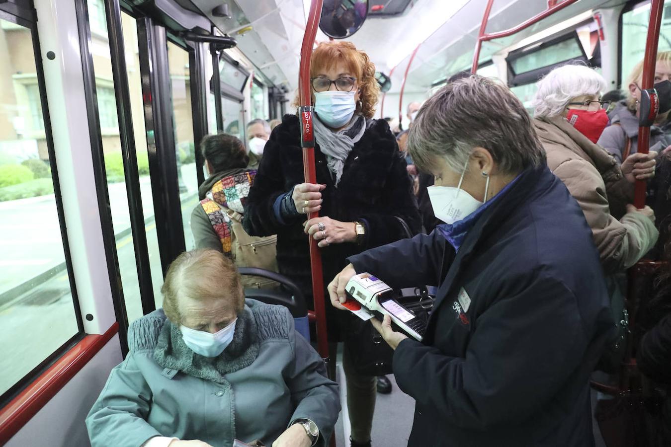 Los once revisores vuelven a subirse a los autobuses de línea tras la pandemia e incorporan entre sus filas a la primera mujer, Nieves Romero.