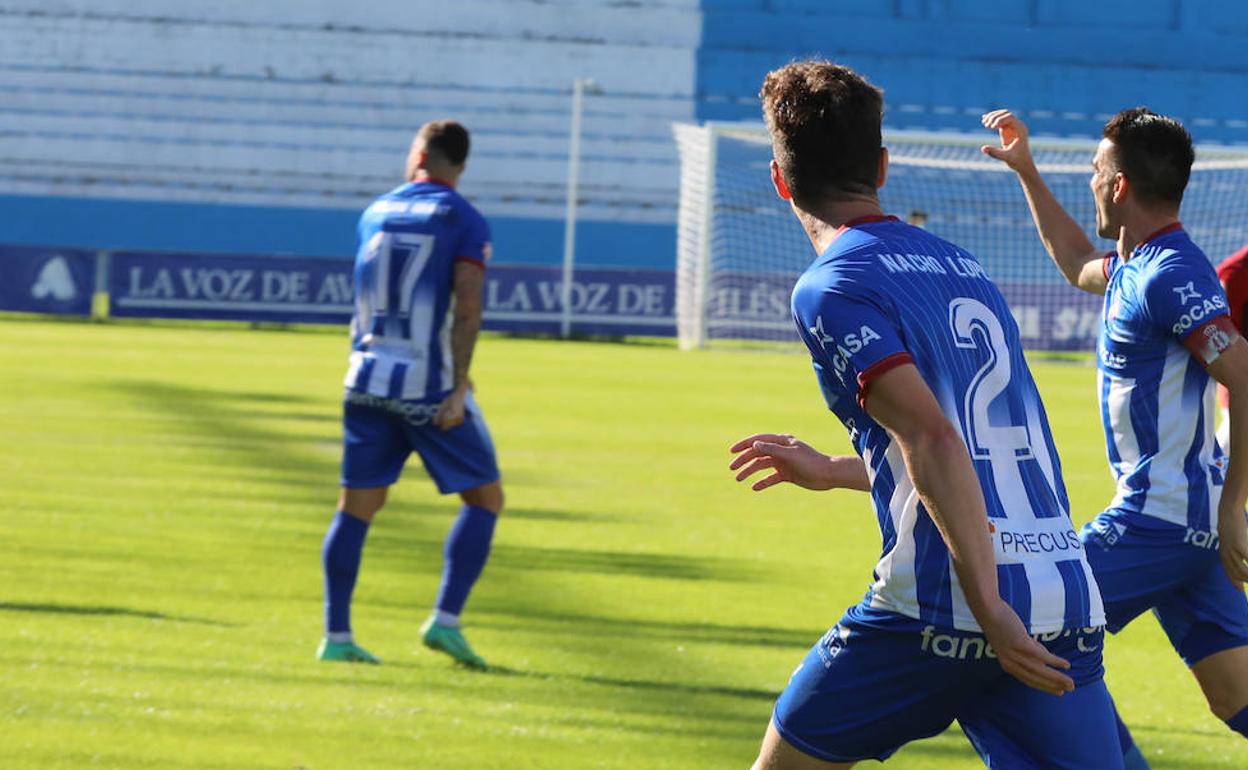 El balón parado condena a un buen Avilés en Santiago de Compostela