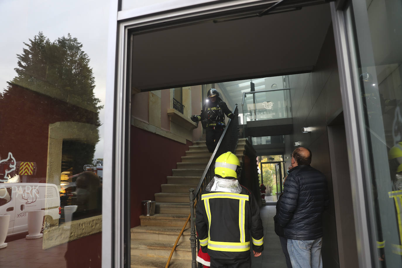 Este viernes se ha producido un incendio en el restaurante Somio Park al que se desplazaron los bomberos en menos de diez minutosy dos patrullas de la Policía Local.