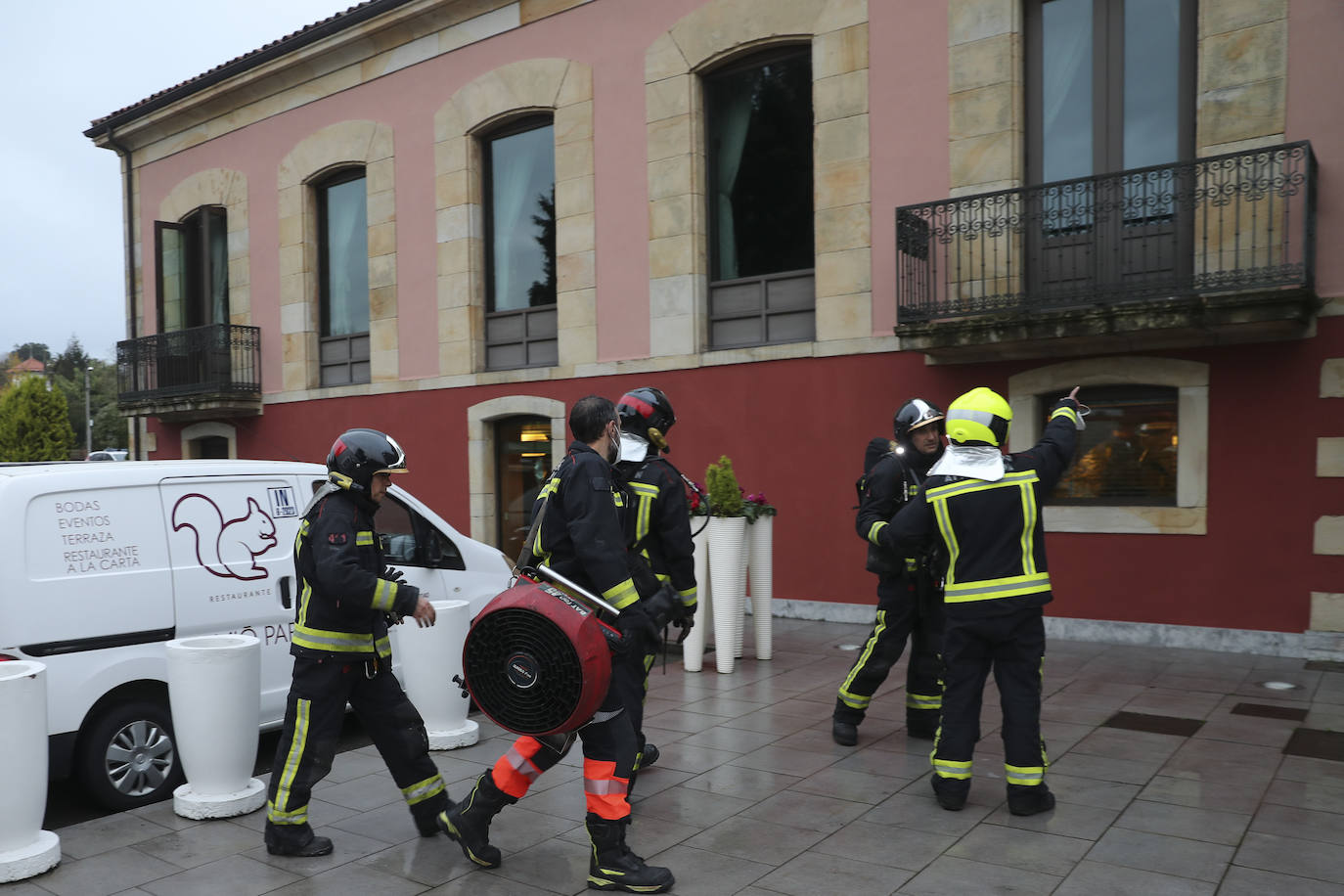 Este viernes se ha producido un incendio en el restaurante Somio Park al que se desplazaron los bomberos en menos de diez minutosy dos patrullas de la Policía Local.