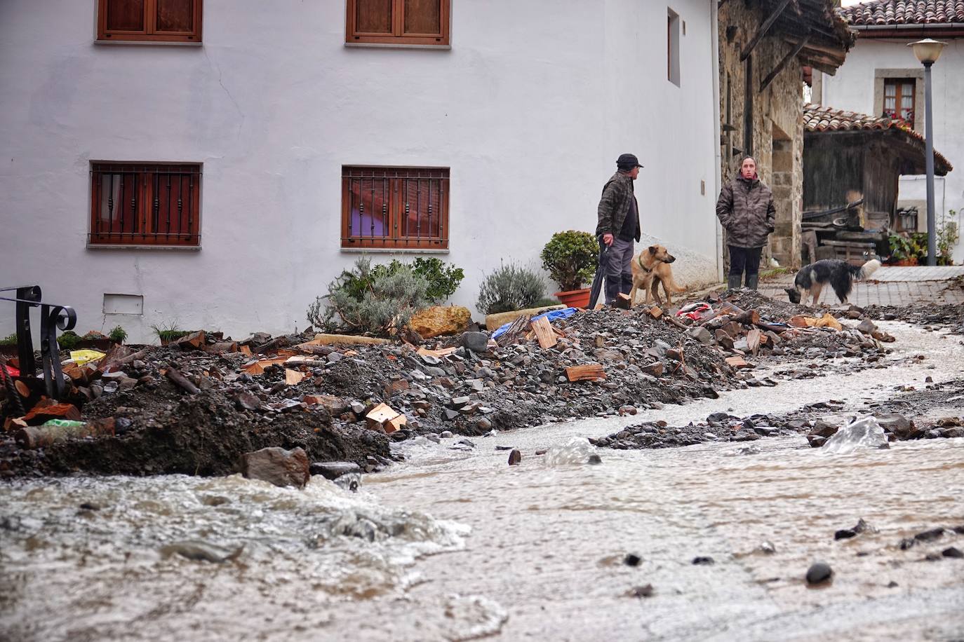 El viceconsejero de Infraestructuras, Movilidad y Territorio, Jorge García, visitó Beleño, una de las zonas más afectadas del concejo acompañado por la directora general de Infraestructuras Viarias y Portuarias, Esther Díaz.