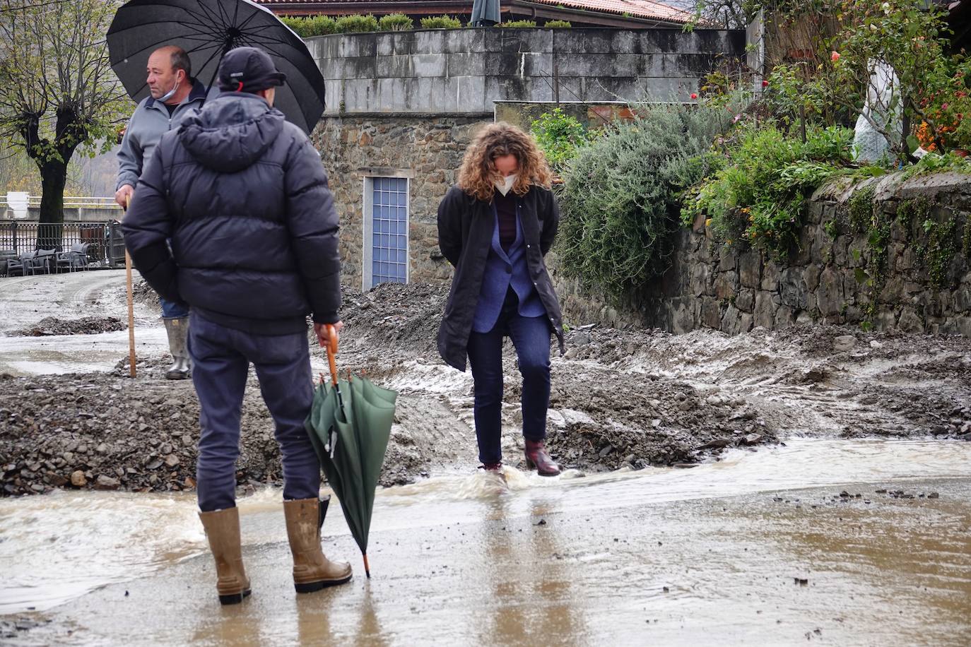 El viceconsejero de Infraestructuras, Movilidad y Territorio, Jorge García, visitó Beleño, una de las zonas más afectadas del concejo acompañado por la directora general de Infraestructuras Viarias y Portuarias, Esther Díaz.