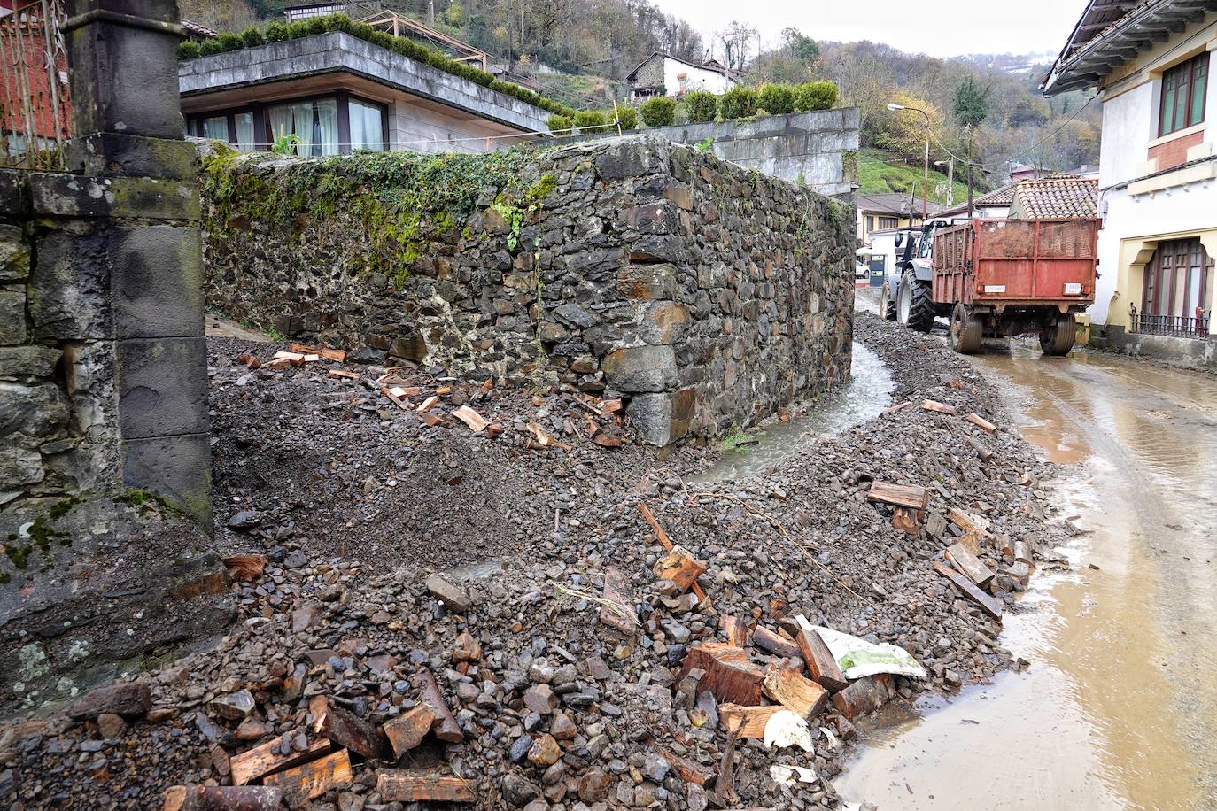 El viceconsejero de Infraestructuras, Movilidad y Territorio, Jorge García, visitó Beleño, una de las zonas más afectadas del concejo acompañado por la directora general de Infraestructuras Viarias y Portuarias, Esther Díaz.