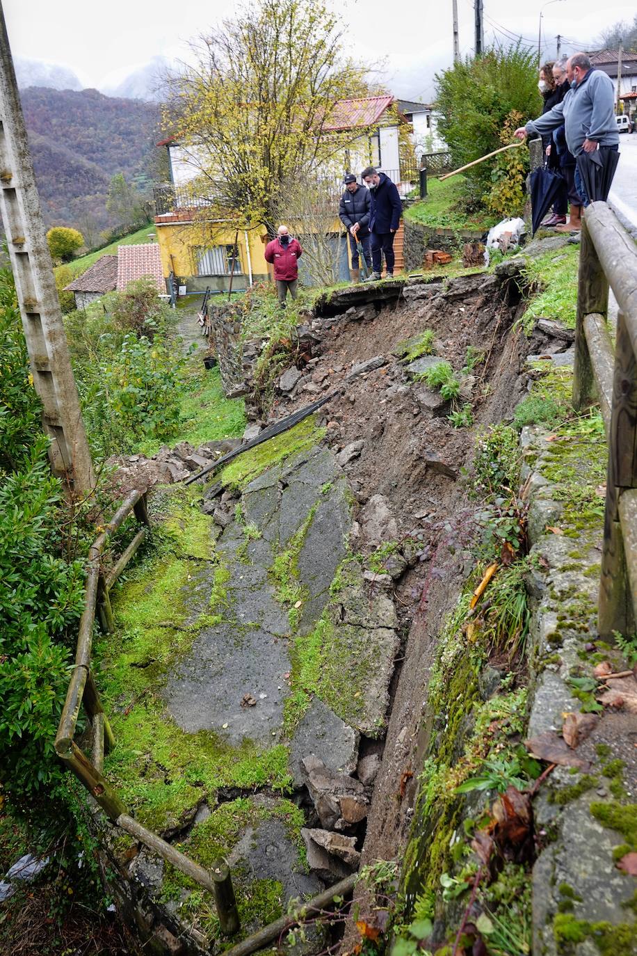 El viceconsejero de Infraestructuras, Movilidad y Territorio, Jorge García, visitó Beleño, una de las zonas más afectadas del concejo acompañado por la directora general de Infraestructuras Viarias y Portuarias, Esther Díaz.