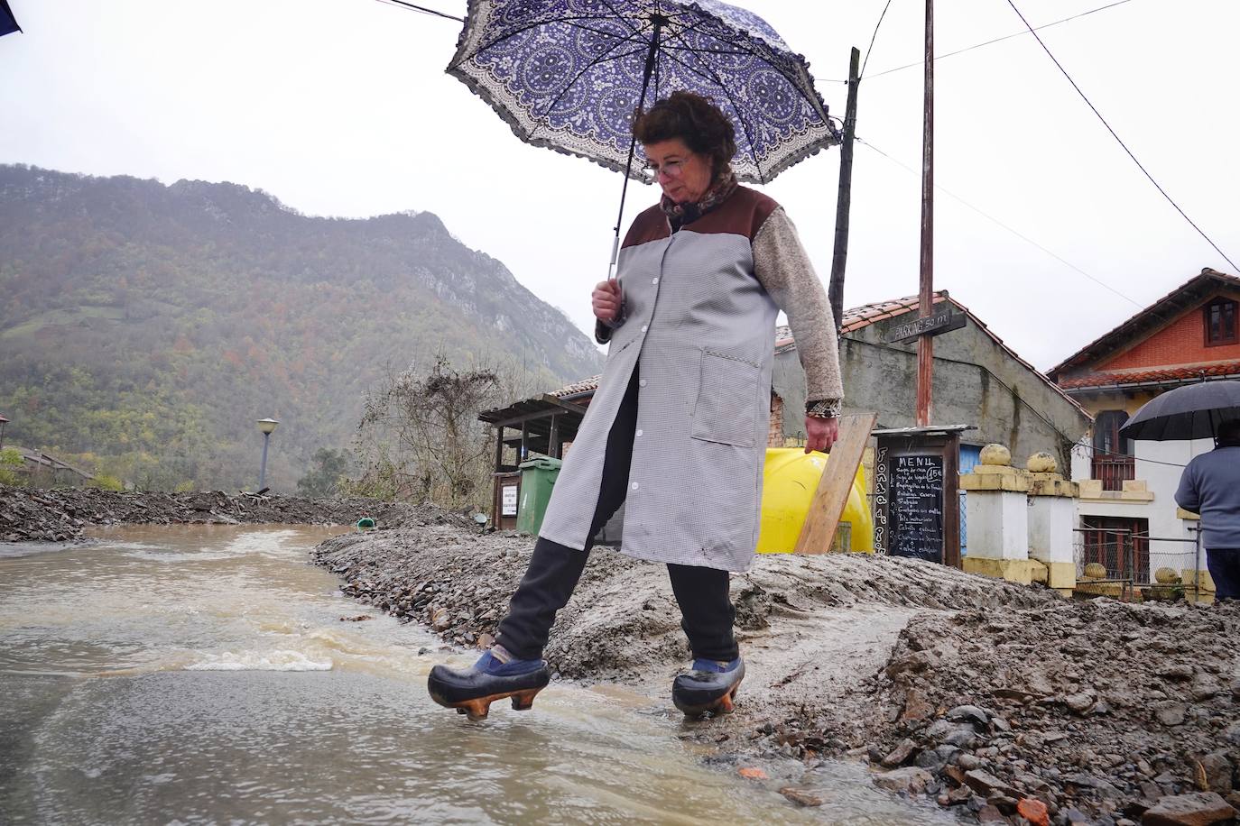 El viceconsejero de Infraestructuras, Movilidad y Territorio, Jorge García, visitó Beleño, una de las zonas más afectadas del concejo acompañado por la directora general de Infraestructuras Viarias y Portuarias, Esther Díaz.