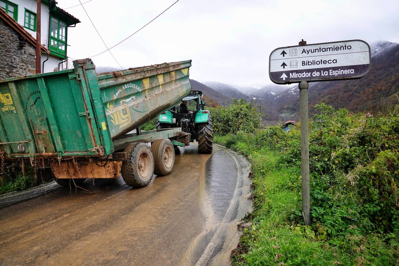 El viceconsejero de Infraestructuras, Movilidad y Territorio, Jorge García, visitó Beleño, una de las zonas más afectadas del concejo acompañado por la directora general de Infraestructuras Viarias y Portuarias, Esther Díaz.