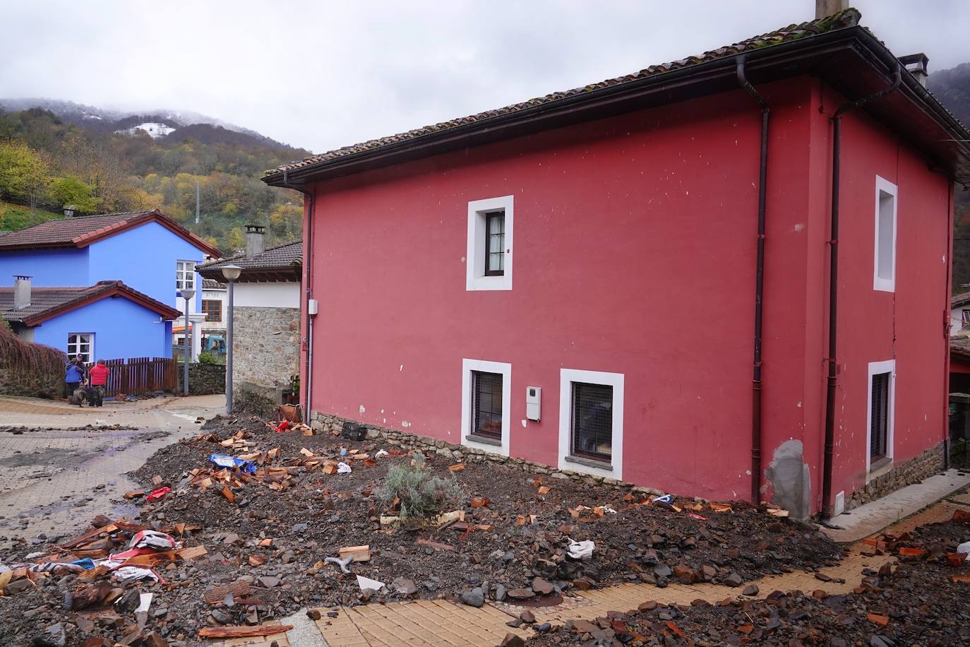 El viceconsejero de Infraestructuras, Movilidad y Territorio, Jorge García, visitó Beleño, una de las zonas más afectadas del concejo acompañado por la directora general de Infraestructuras Viarias y Portuarias, Esther Díaz.