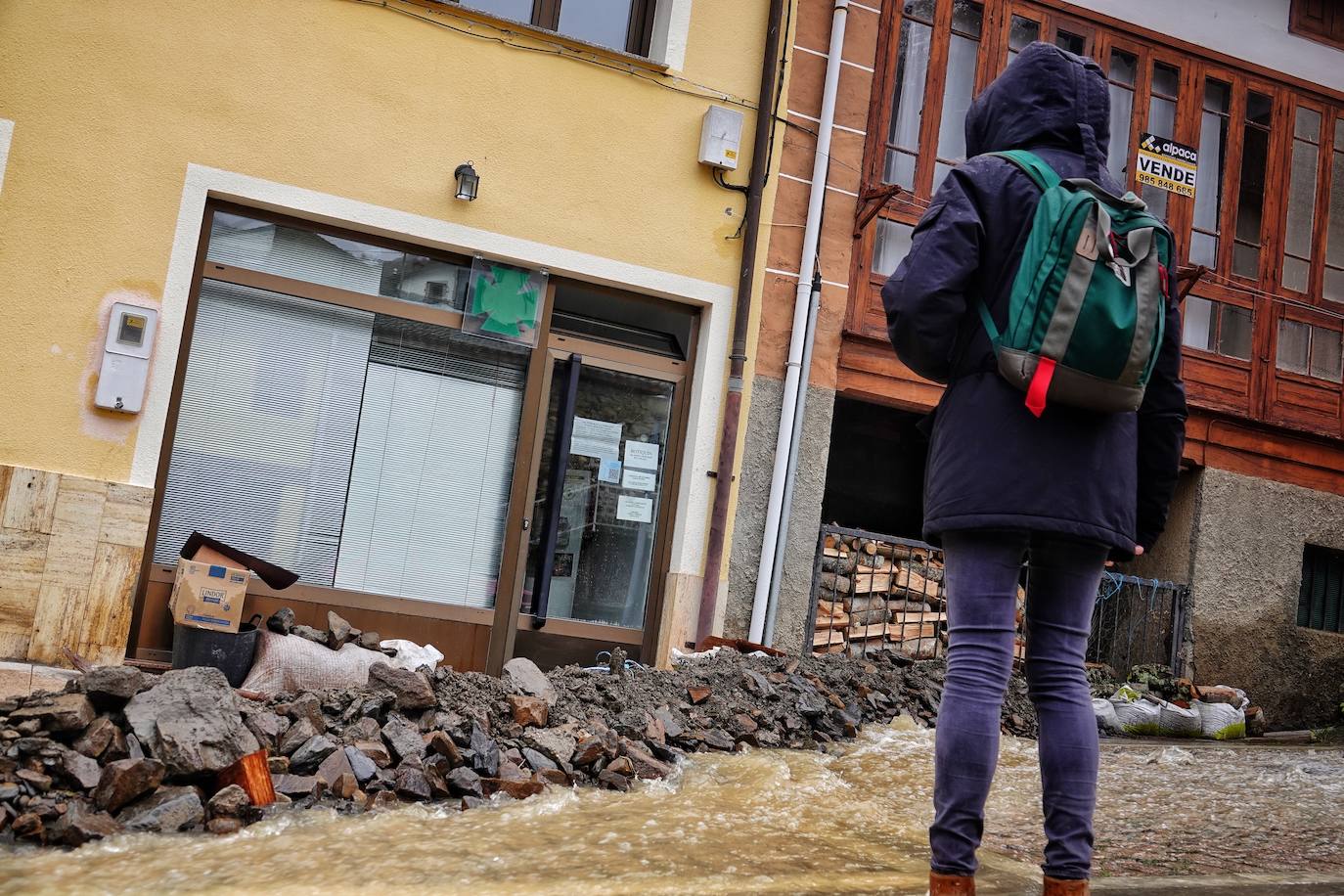 El viceconsejero de Infraestructuras, Movilidad y Territorio, Jorge García, visitó Beleño, una de las zonas más afectadas del concejo acompañado por la directora general de Infraestructuras Viarias y Portuarias, Esther Díaz.