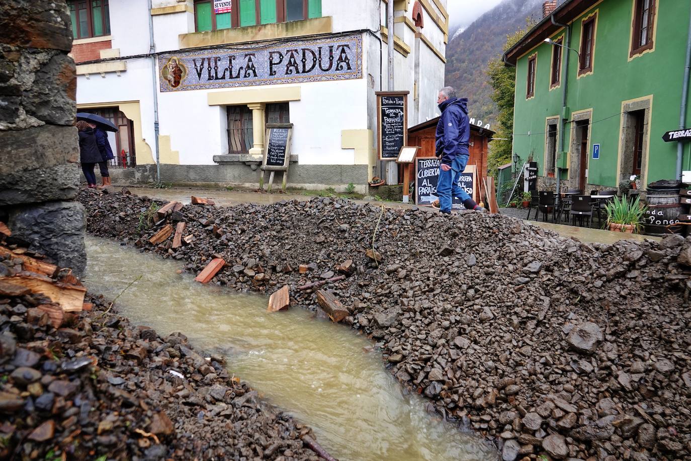 El viceconsejero de Infraestructuras, Movilidad y Territorio, Jorge García, visitó Beleño, una de las zonas más afectadas del concejo acompañado por la directora general de Infraestructuras Viarias y Portuarias, Esther Díaz.