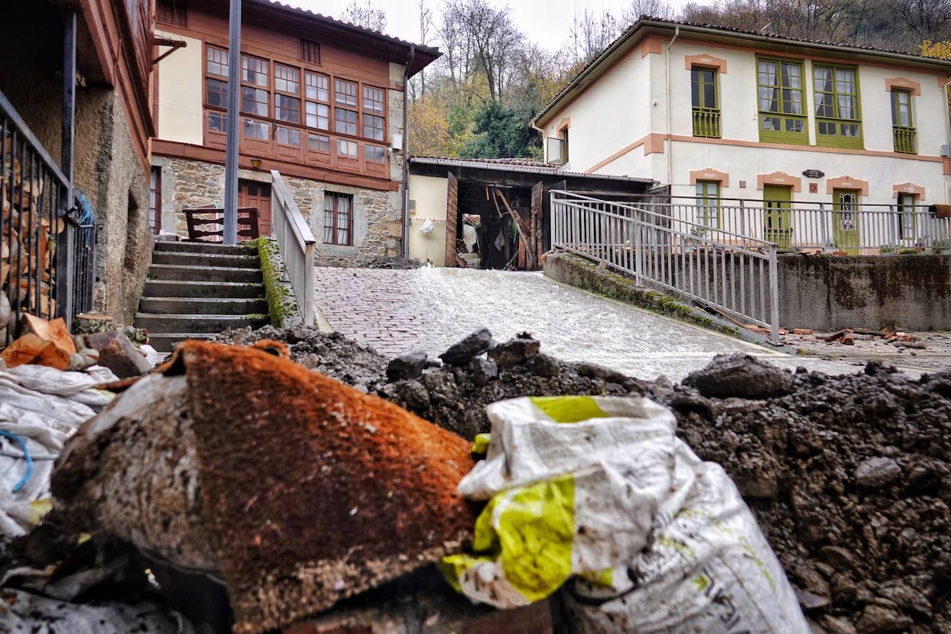 El viceconsejero de Infraestructuras, Movilidad y Territorio, Jorge García, visitó Beleño, una de las zonas más afectadas del concejo acompañado por la directora general de Infraestructuras Viarias y Portuarias, Esther Díaz.