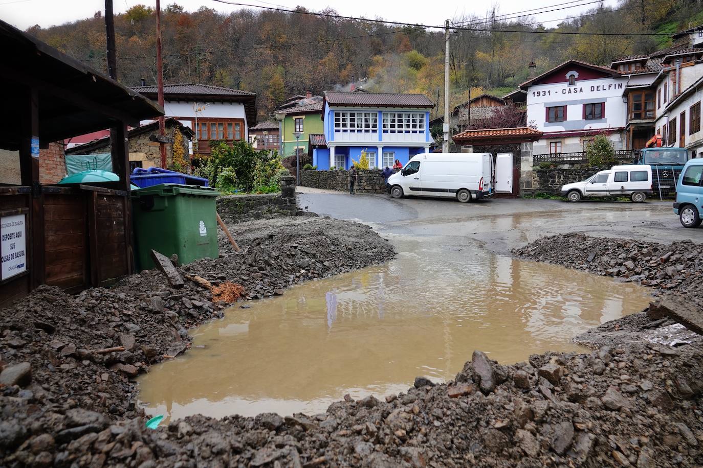 El viceconsejero de Infraestructuras, Movilidad y Territorio, Jorge García, visitó Beleño, una de las zonas más afectadas del concejo acompañado por la directora general de Infraestructuras Viarias y Portuarias, Esther Díaz.