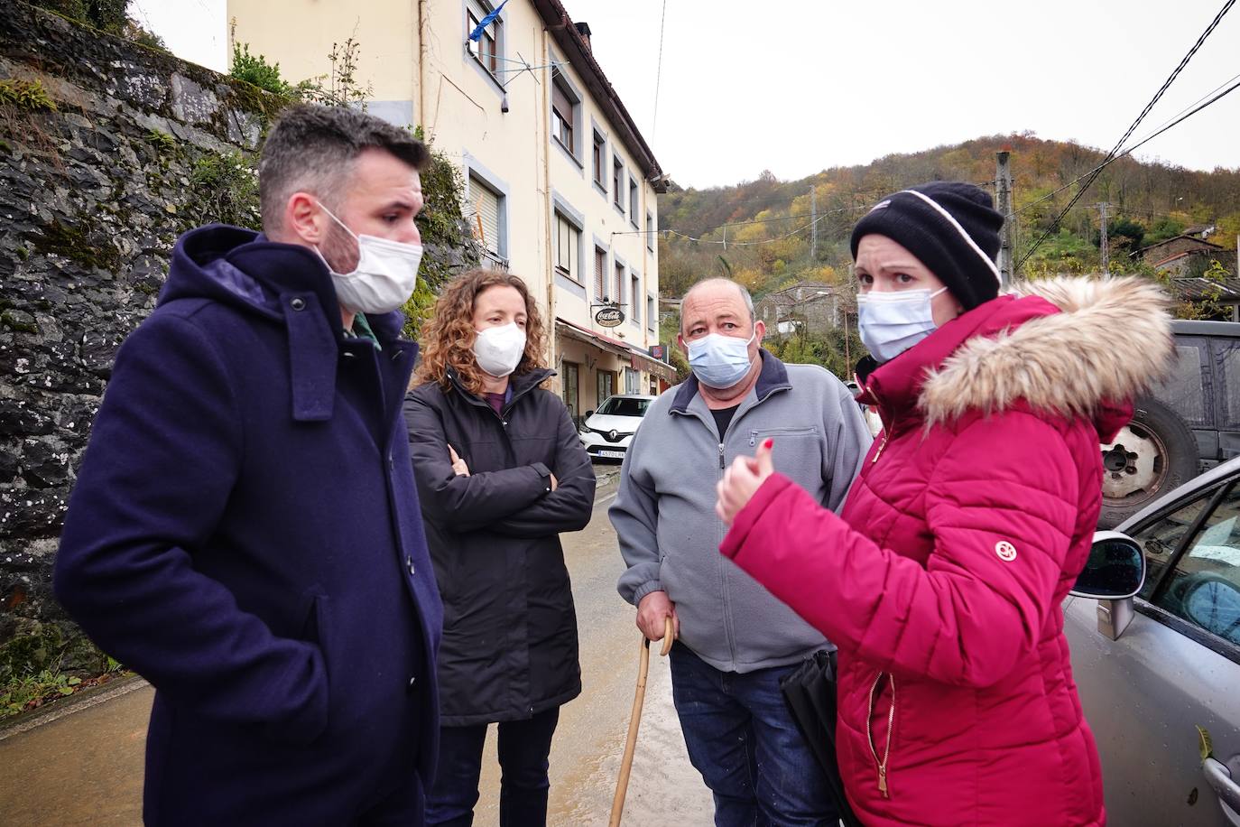 El viceconsejero de Infraestructuras, Movilidad y Territorio, Jorge García, visitó Beleño, una de las zonas más afectadas del concejo acompañado por la directora general de Infraestructuras Viarias y Portuarias, Esther Díaz.