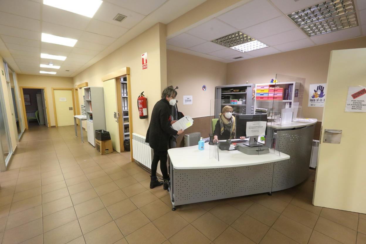 Dos de las trabajadoras de Servicios Sociales en las oficinas de Galiana, desde donde se coordina el área. 