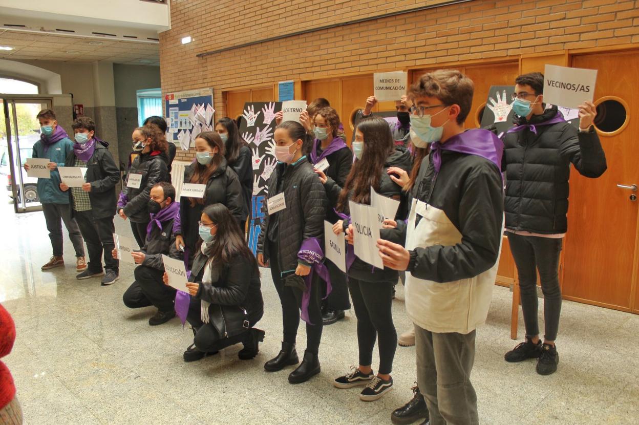 Alumnos del instituto, durante la 'performance' en Infiesto. 