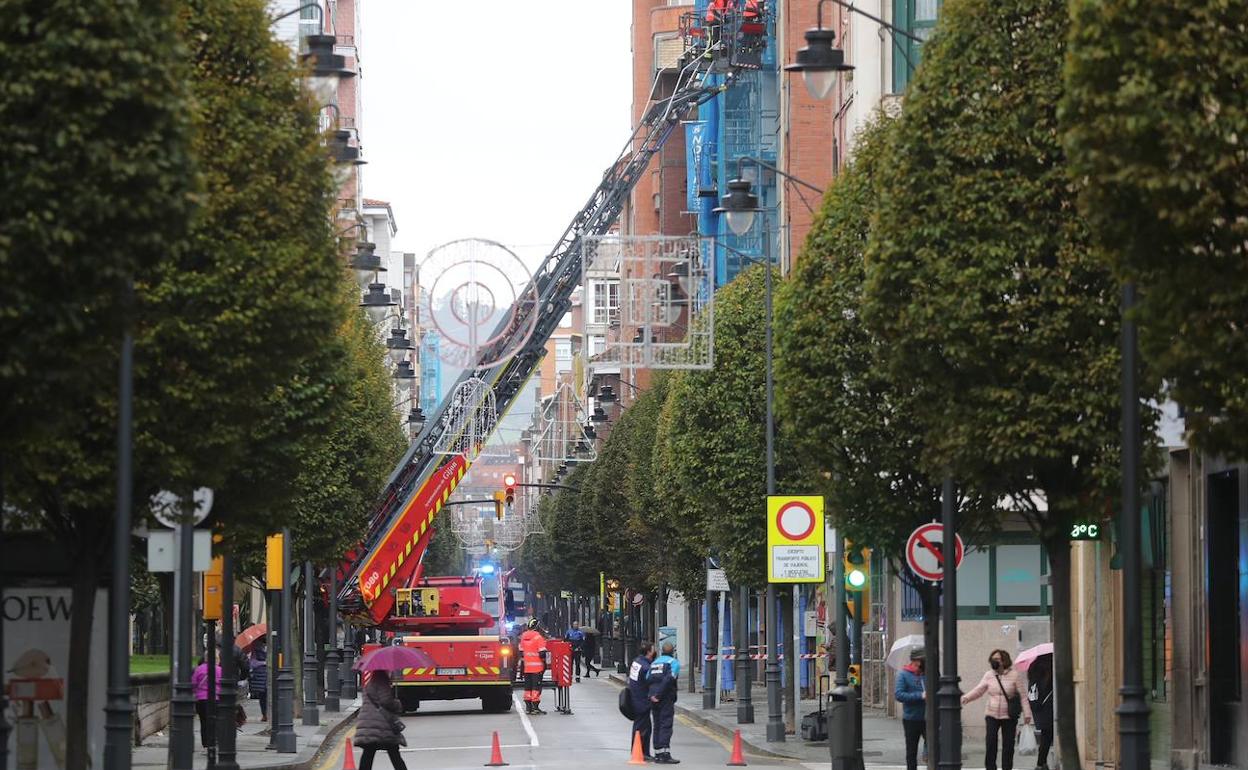 Los bomberos aseguran la fachada del edificio 