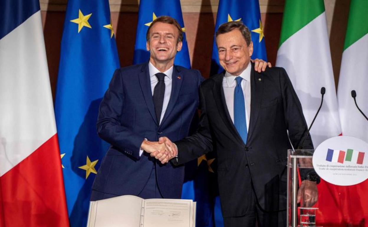 El primer ministro italiano, Mario Draghi, y el presidente francés, Emmanuel Macron, firmaron este viernes en Roma el Tratado del Quirinal.