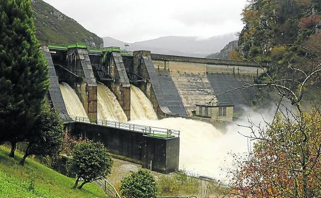 Sobrescobio. Presa del pantano de Rioseco. 