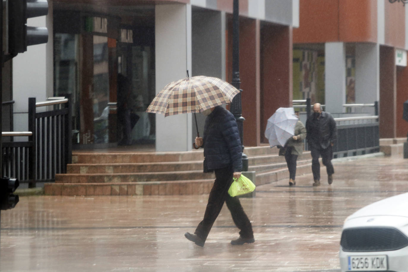 Lluvia y viento para un frío fin de semana en Oviedo