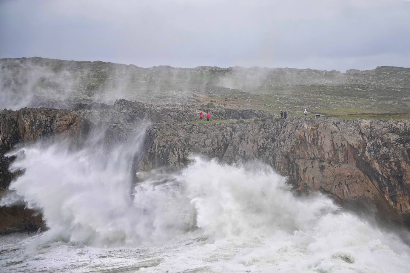 Las impresionantes olas y la fuerza del mar atraen a los curiosos, que pasean por los acantilados de Llanes y Ribadesella aprovechando para capturar el momento con sus fotografías. 