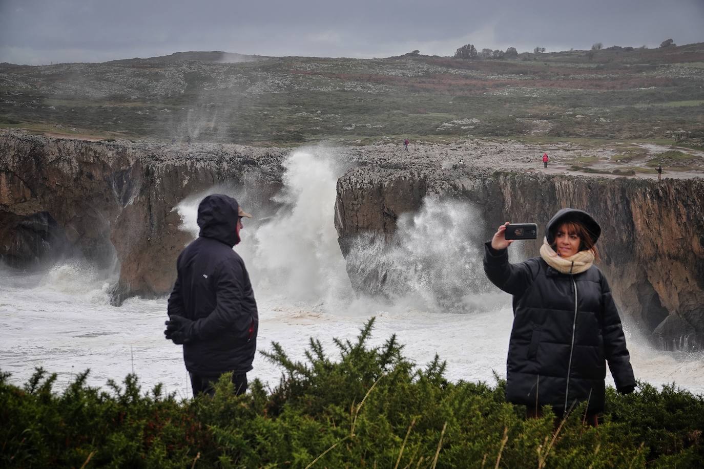 Las impresionantes olas y la fuerza del mar atraen a los curiosos, que pasean por los acantilados de Llanes y Ribadesella aprovechando para capturar el momento con sus fotografías. 