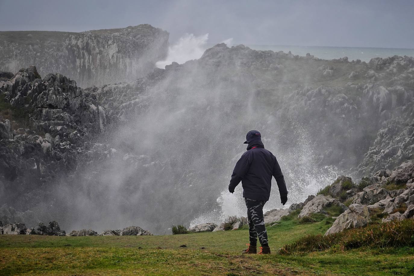 Las impresionantes olas y la fuerza del mar atraen a los curiosos, que pasean por los acantilados de Llanes y Ribadesella aprovechando para capturar el momento con sus fotografías. 