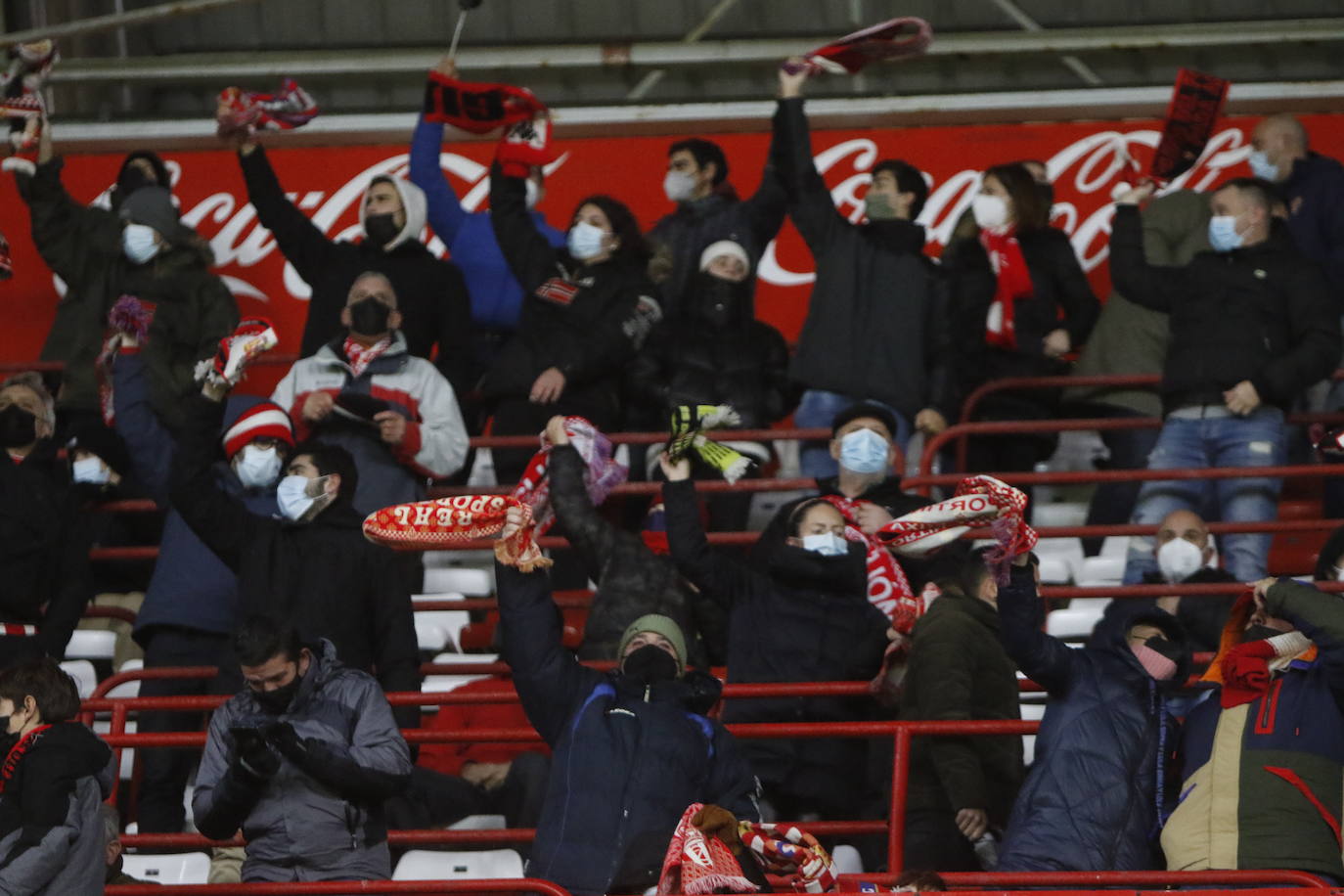 Fotos: ¿Estuviste en el Sporting - Fuenlabrada? ¡Búscate!