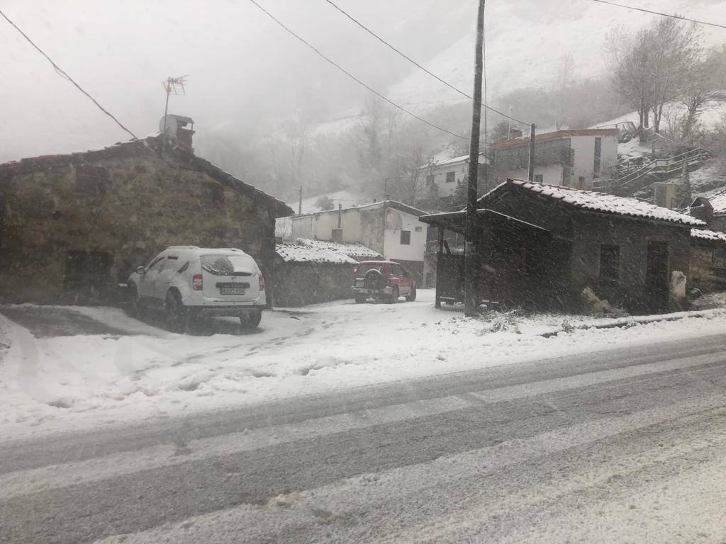 Fotos: El temporal cubre a Asturias de blanco