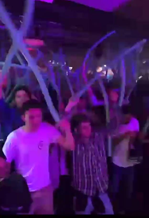 Un momento de la fiesta antes de la intervención de la Policía Local. 