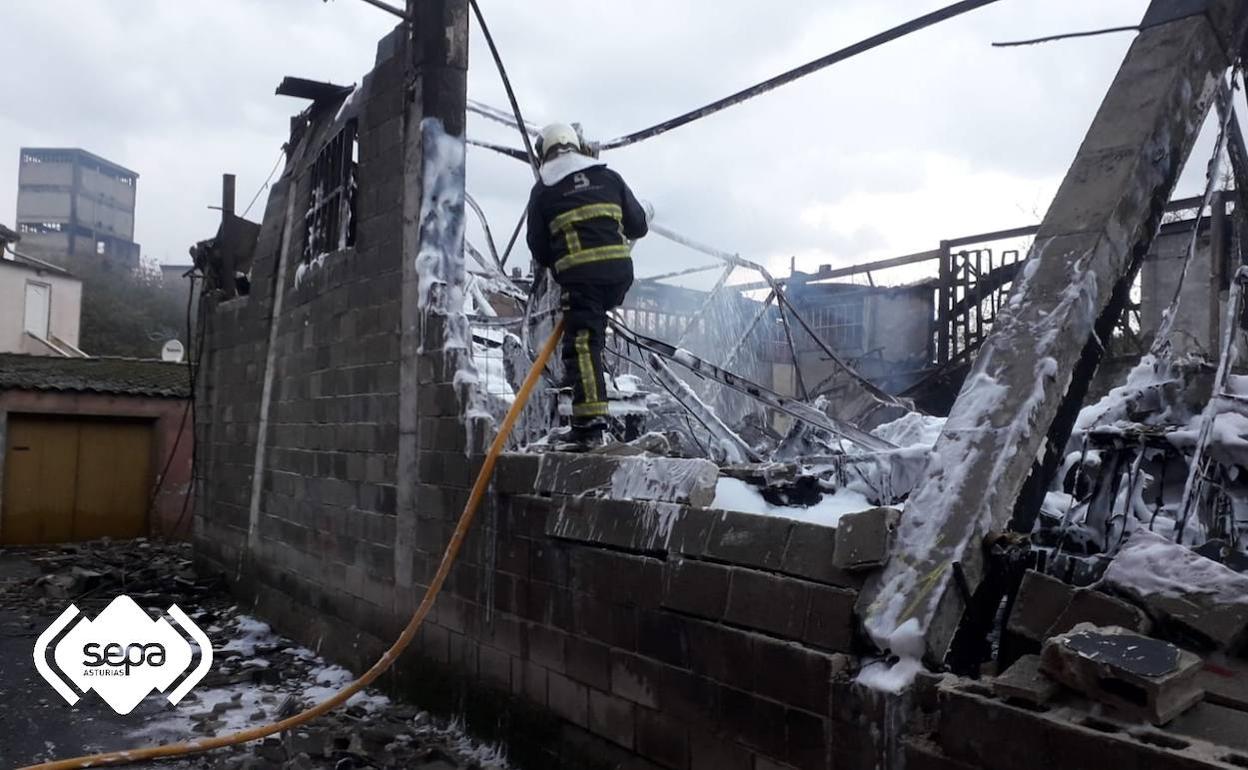 Bomberos trabajan en la extinción del fuego 