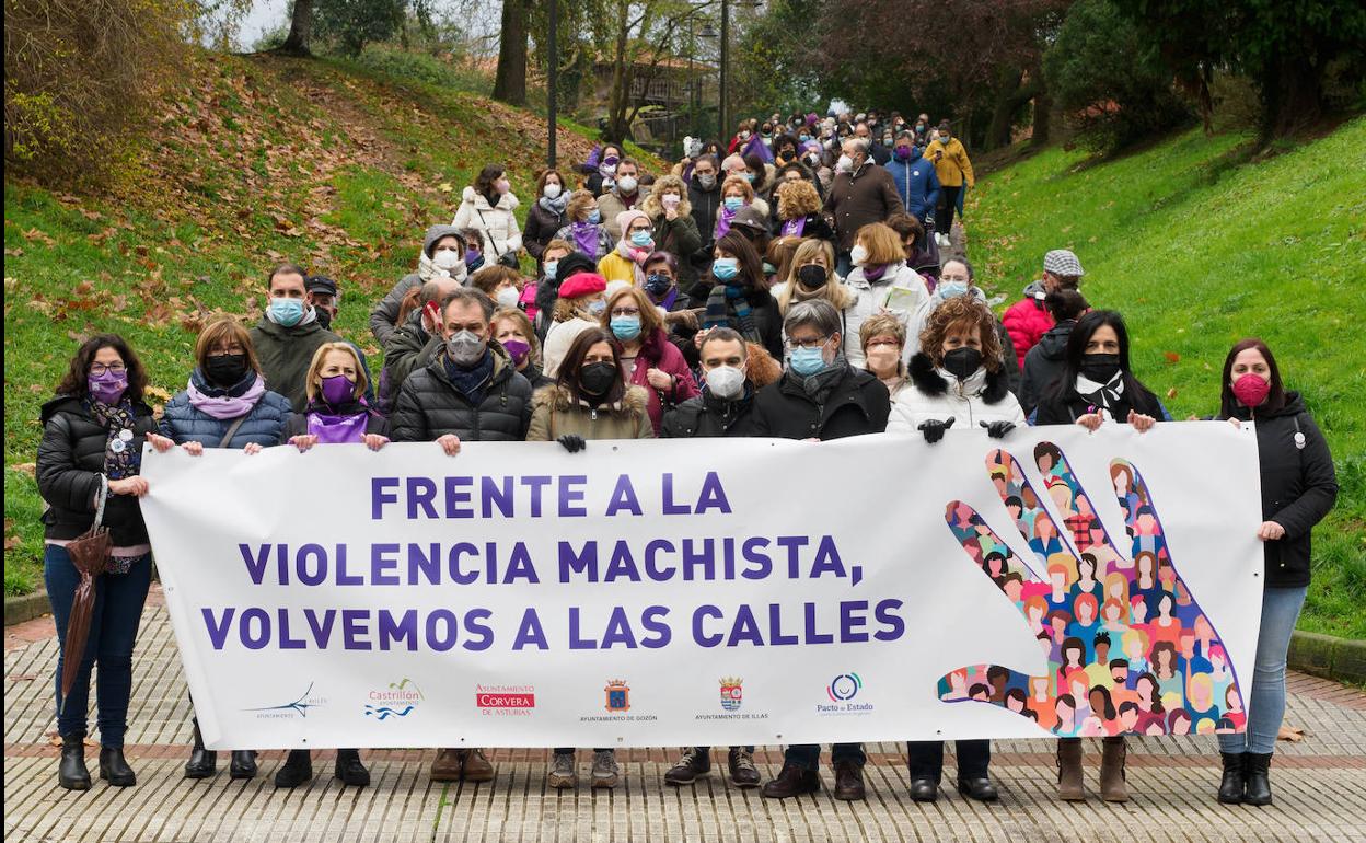 Los alcaldes y concejales de la comarca de Avilés encabezaron la marcha por el 25N en Piedras Blancas. 