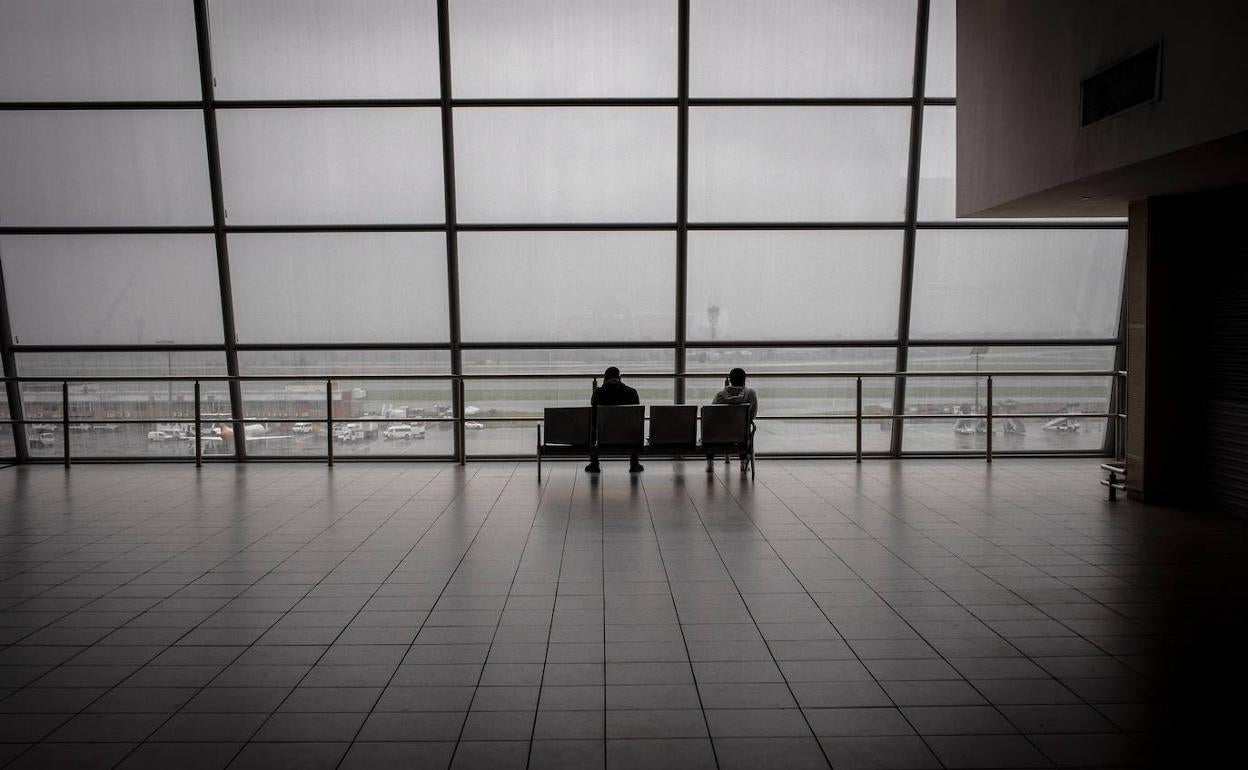 Pasajeros en el OR Thambo International Airport de Johannesburgo.