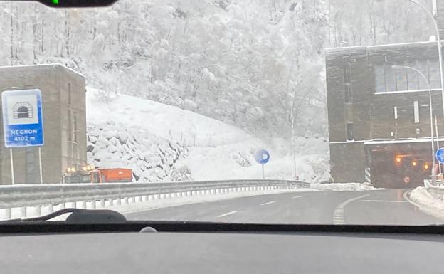 Alto riesgo en las carreteras por la nieve y la comunicación por tren con la meseta cortada 