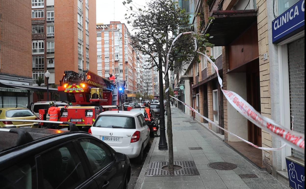 El temporal en Gijón obliga a decenas de intervenciones de la Policía Local y Bomberos. 